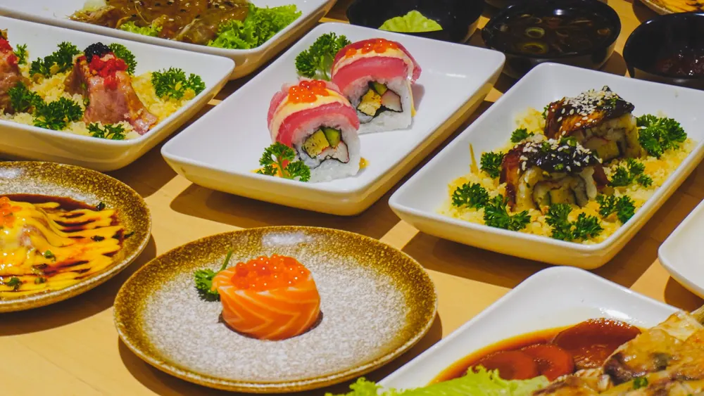 โต๊ะซูชิ ซาชิมิ และโรลหลายแบบ ร้านวาชิ คอสโม